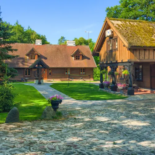 Zelené nádvorie a drevené budovy