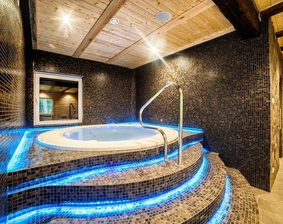 Jacuzzi vo wellness zóne Hotela Dworek Wapionka